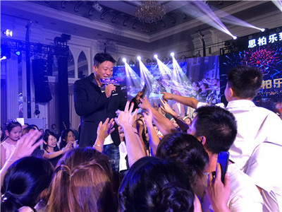 侯耀华经纪人肖像授权联系人王峰