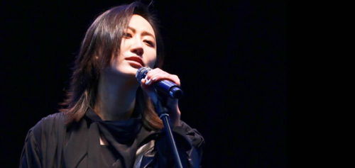 不签公司不雇经纪人,却能接二连三创造神曲,今年演出被迫中止